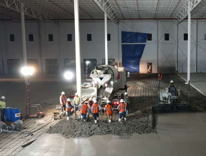 Colado de piso de concreto.